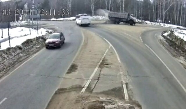 Грузовик, рейсовый автобус и легковой автомобиль столкнулись в Подмосковье 