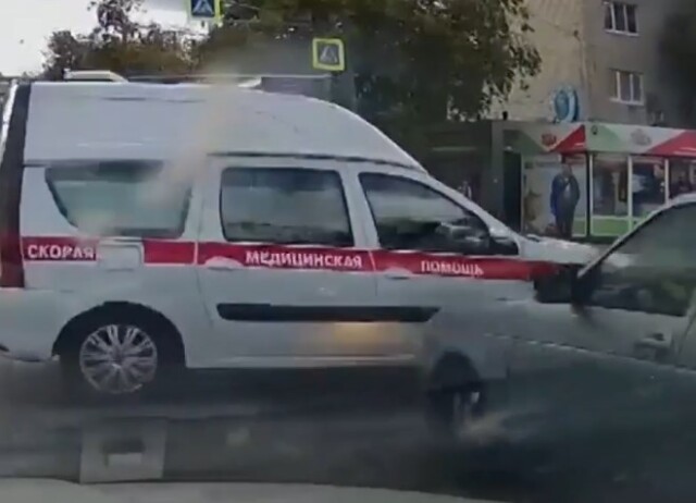 Скорая помощь и легковой автомобиль столкнулись на перекрестке в Екатеринбурге 