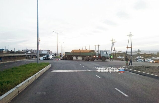 В Туве при столкновении «Тойоты» и КАМАЗа погибли 4 человека. Фото с места ДТП 