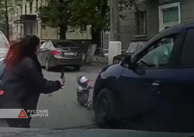 Ребенок на самокате попал под колеса машины в Екатеринбурге