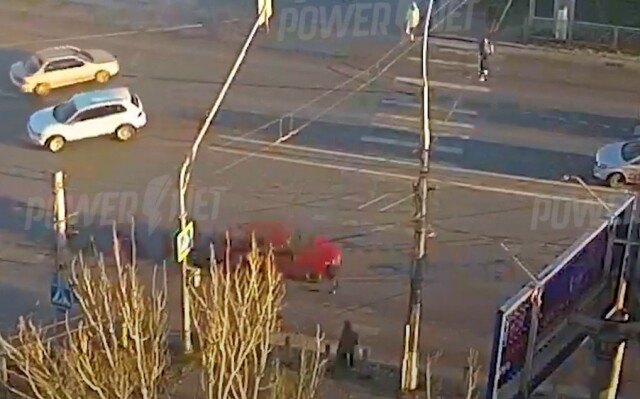 В Волгограде легковой автомобиль сбил пешехода, который пытался перебежать через дорогу