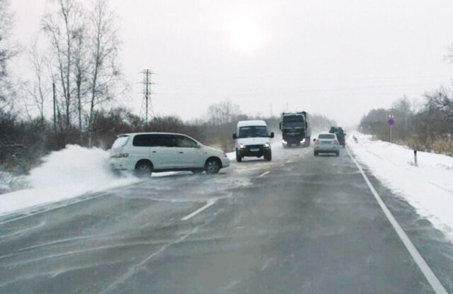 «Вынесло на встречную полосу»: женщина устроила ДТП на трассе Чита-Хабаровск 