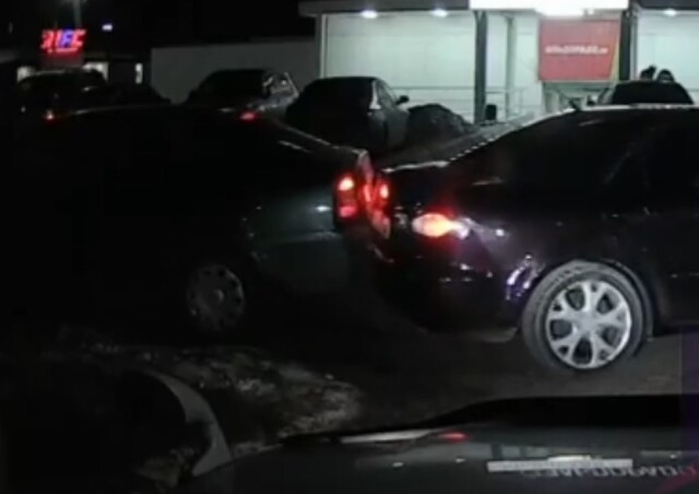 Авария на парковке в Красноярске: водитель «Мазды» при движении задним ходом не заметил «Шкоду»