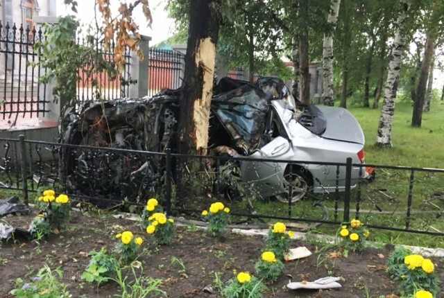 В ЕАО пьяный водитель врезался в дерево. Погибла пассажирка 