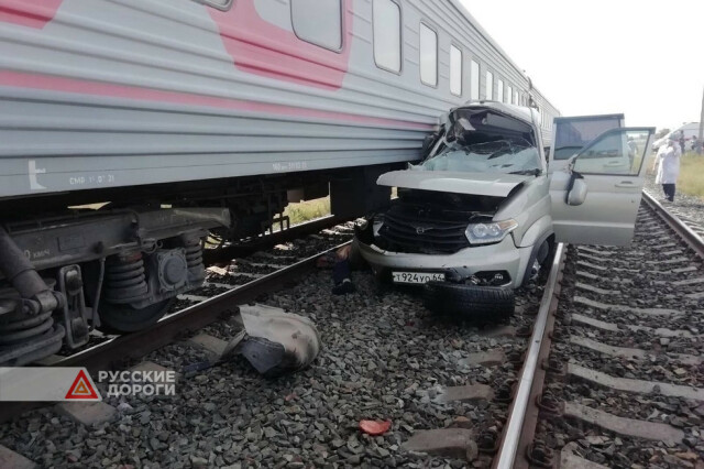 Три человека погибли в ДТП с поездом в Саратовской области 