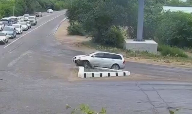 В Улан-Удэ легковой автомобиль столкнулся с грузовиком, а затем врезался в дорожное ограждение 