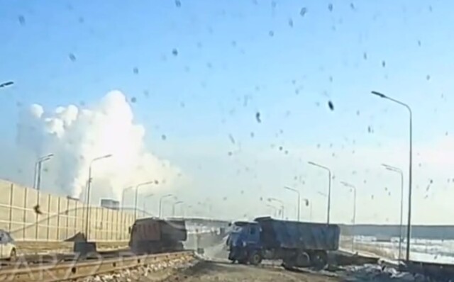 Два грузовых автомобиля столкнулись на улице Федюнинского в Тюмени