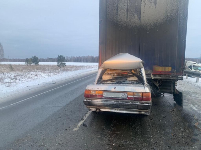Audi столкнулся с фурой на трассе «Сибирь» в Кузбассе: водитель и пассажир погибли 
