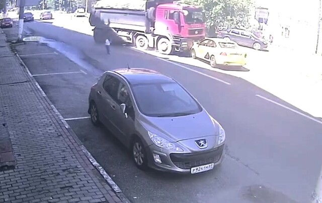 В Твери девочка выбежала на дорогу и спровоцировала серьезное ДТП