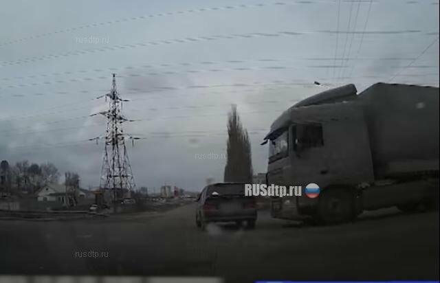 Грузовик столкнулся с ВАЗ-2114 на трассе М-4 «Дон» в Ельце 