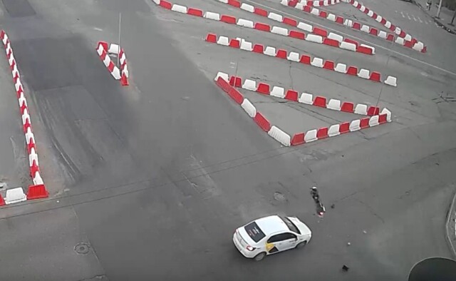 Такси и мотоцикл столкнулись на перекрестке в Вологде