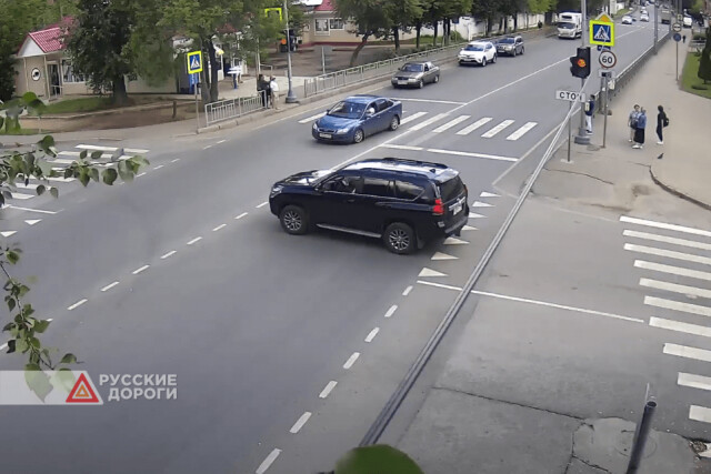 Внедорожник и легковушка столкнулись в Клину