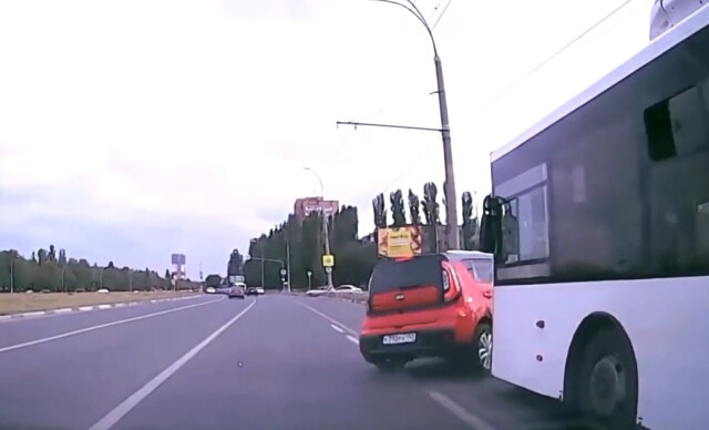 Необдуманный маневр привел к ДТП с участием автобуса в Тольятти