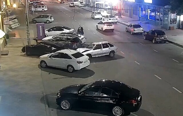 ДТП в Краснодаре: водитель серебристой «Лады» неудачно «припарковался» в черную «Ладу» 