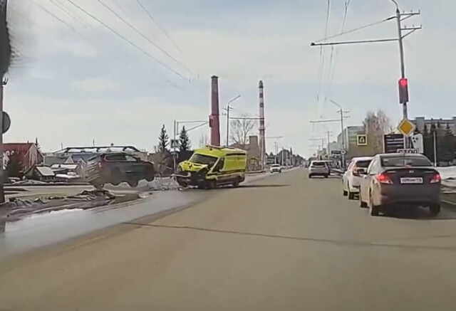 В Татарстане внедорожник столкнулся со скорой и съехал с дороги в реку 