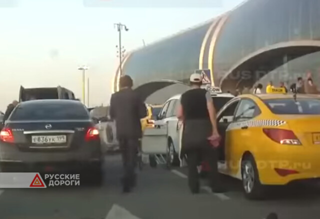 Конфликт с таксистами в аэропорту Домодедово