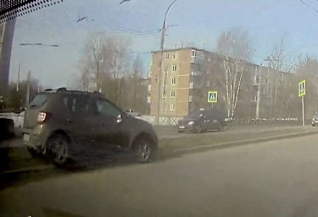 ДТП в Рыбинске: водитель автомобиля Renault Sandero не справился с управлением 