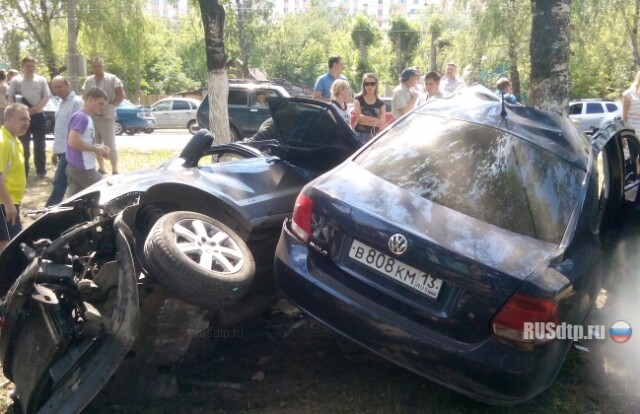 В Саранске в результате ДТП «Фольксваген» разорвало на части 