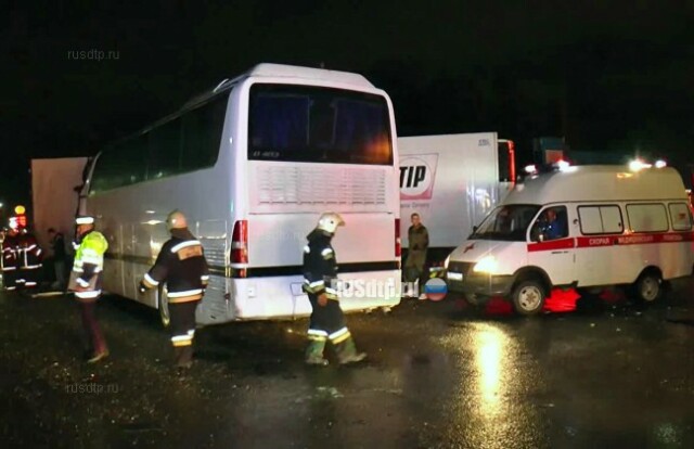 Один человек погиб и более 20 пострадали в ДТП с фурой и автобусом в Калужской области 