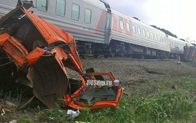 В Белгородской области поезд столкнулся с грузовиком 