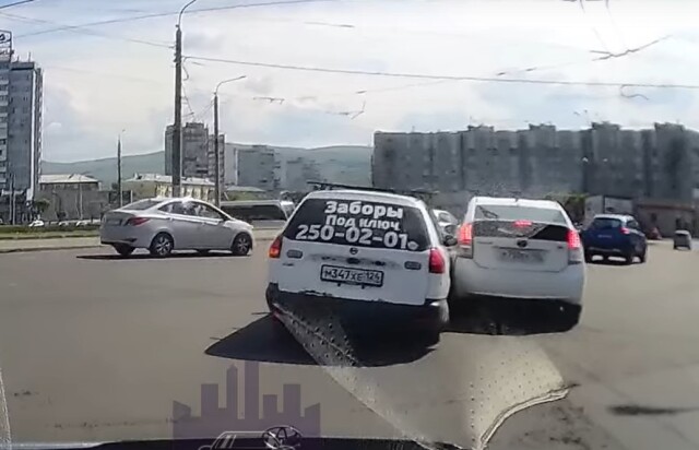 Момент ДТП на перекрестке в Красноярске: водитель не посмотрел вперёд и въехал в автомобиль