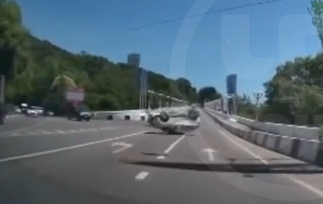 Авария с переворотом в Сочи: Volvo при выезде со второстепенной дороги не пропустил Geely