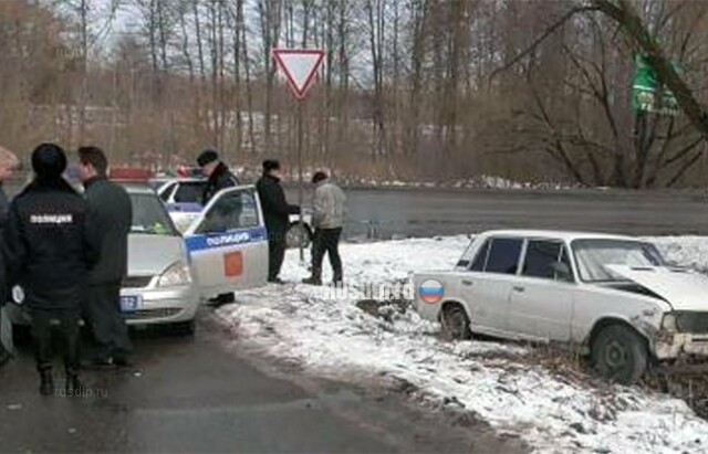 В Брянске подросток втайне от матери купил машину и попал на ней в ДТП, уходя от погони полиции 