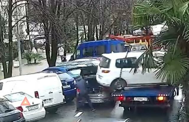 В Сочи с эвакуатора упал автомобиль
