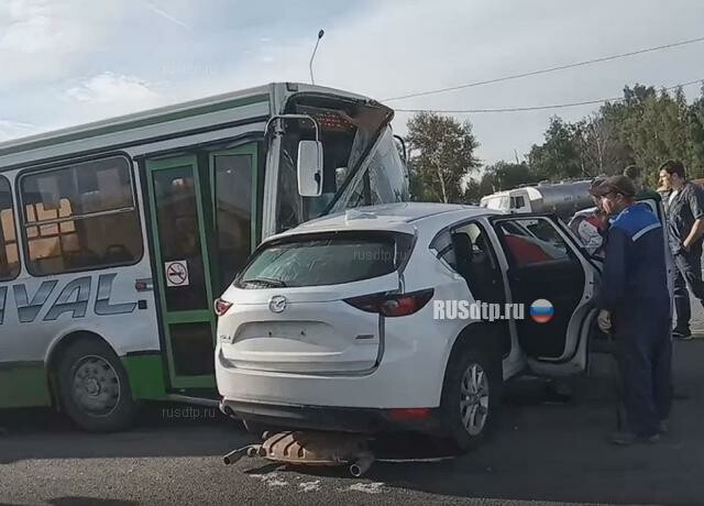 Автобус и легковой автомобиль столкнулись в Новомосковске. ВИДЕО 