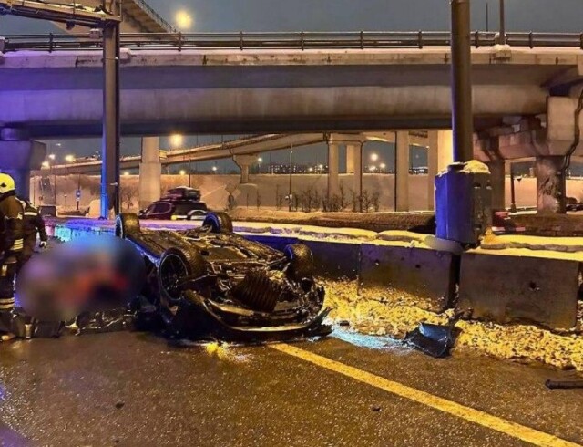 «Мерседес» упал с эстакады на МКАД 