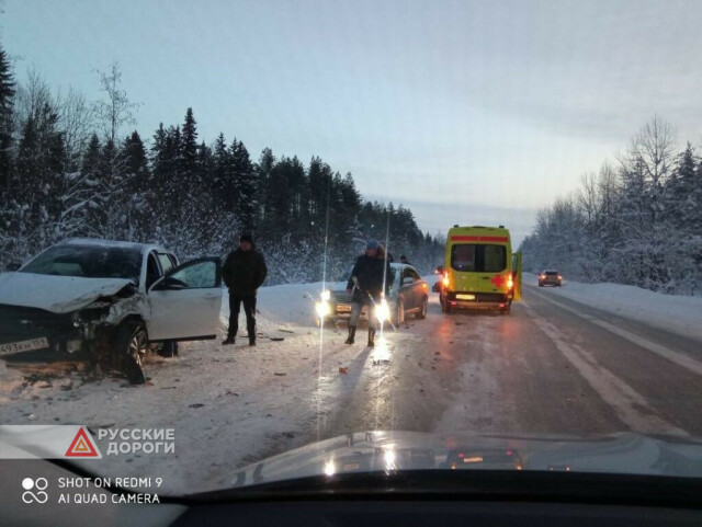 Легковушку развернуло на скользкой дороге в Соликамске 