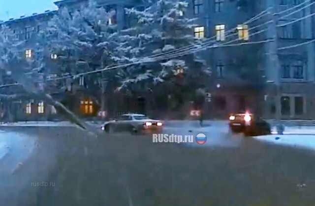 В Омске дрифтер на \»Тойоте\» попал в ДТП у здания МВД