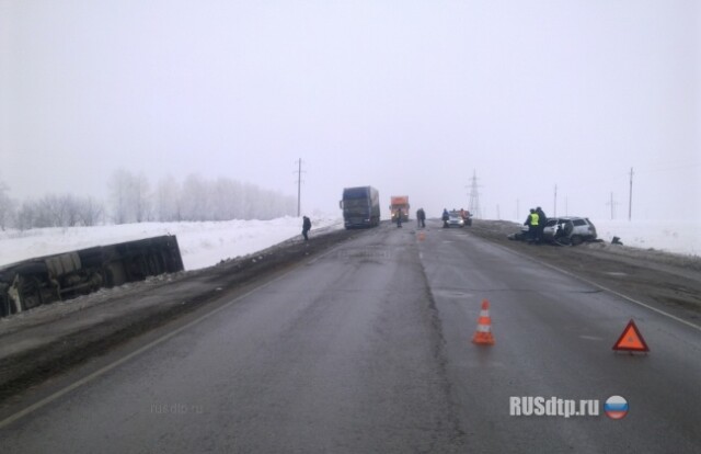 На трассе М5 столкнулись ВАЗ и фура 
