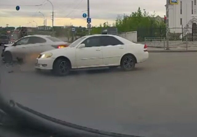 Два авто не разъехались на перекрестке Немировича-Данченко — Ватутина в Новосибирске 