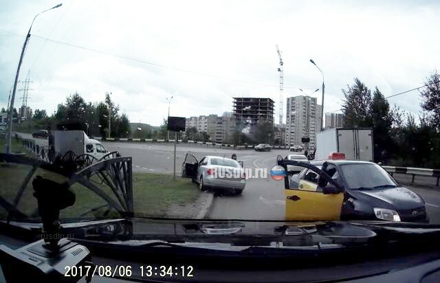 В Перми пьяный таксист разбил несколько автомобилей и пытался скрыться