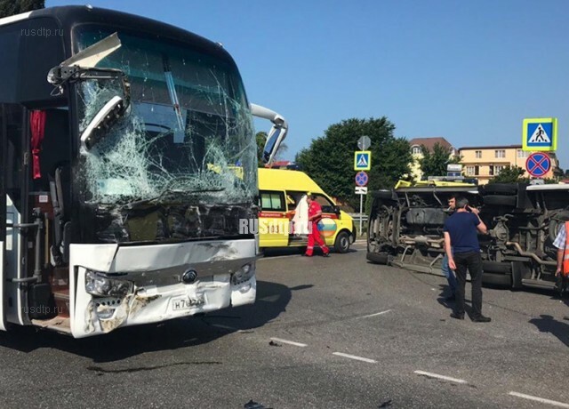 В Сочи в ДТП с участием двух автобусов пострадали более 20 человек 