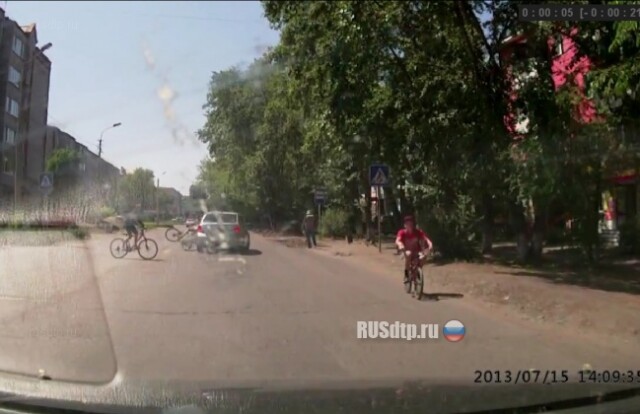 Дети на велосипедах. Пешеходный переход 