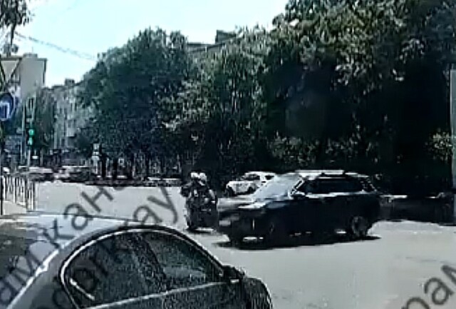 «Были доставлены в реанимацию»: видеорегистратор запечатлел момент ДТП с мотоциклом в Краснодаре 