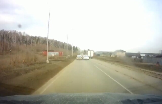 Авария в Екатеринбурге: водитель не посмотрел в зеркала и пошел на обгон