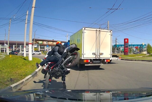 В Чебоксарах мотоциклист встал на одно колесо, пытаясь избежать столкновения с автомобилем