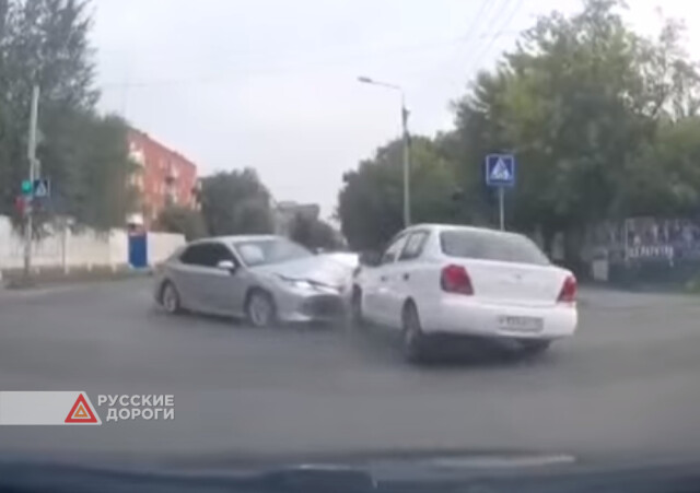 Две «Тойоты» не поделили перекресток в Омске