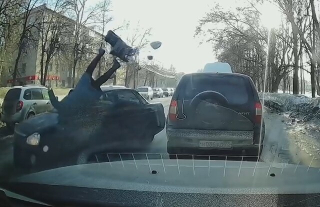 «Самовольно открыла дверь и вышла из маршрутки»: новое видео наезда на пожилую женщину в Ульяновске 