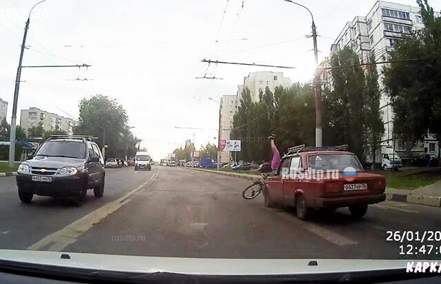 В Воронеже полицейский сбил велосипедистку