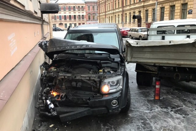 В Петербурге женщина на внедорожнике разбила 7 машин и врезалась в стену дома 