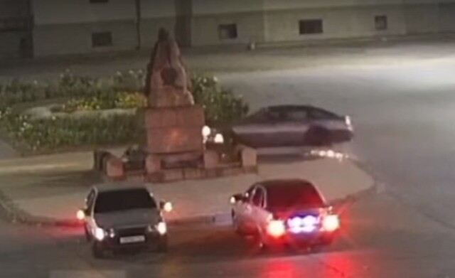 В Новочеркасске дрифтер на «Форде» врезался в памятник Бакланову