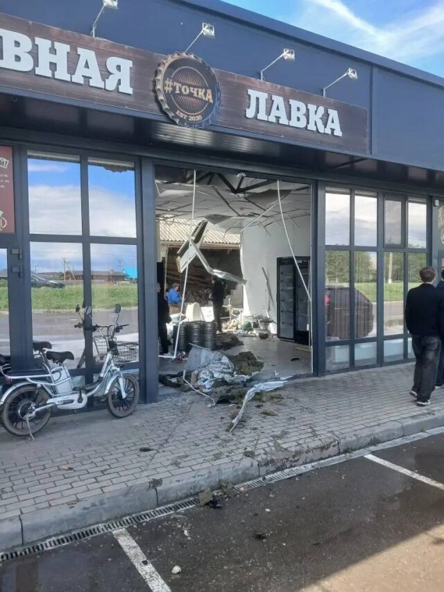 «Сгонял за пивом»: на Кубани пьяный водитель на скорости влетел в пивную лавку 