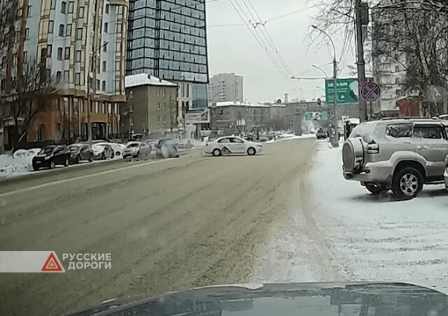В Новосибирске таксист решил развернуться через двойную сплошную и попал в ДТП