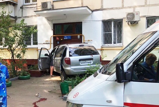 В Москве пьяный водитель сбил двух пешеходов и врезался в подъезд дома 