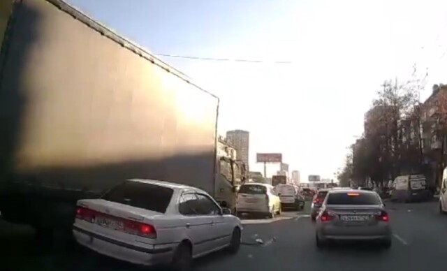 В Новосибирске водитель фургона при перестроении не заметил легковой автомобиль