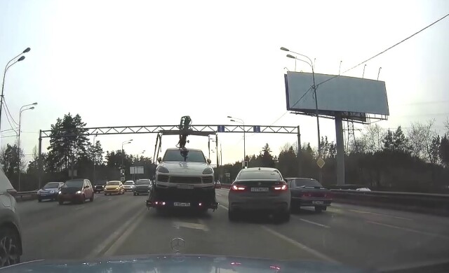 В Воронеже водитель BMW пытался перестроиться в правую полосу и столкнулся с «Ладой» 